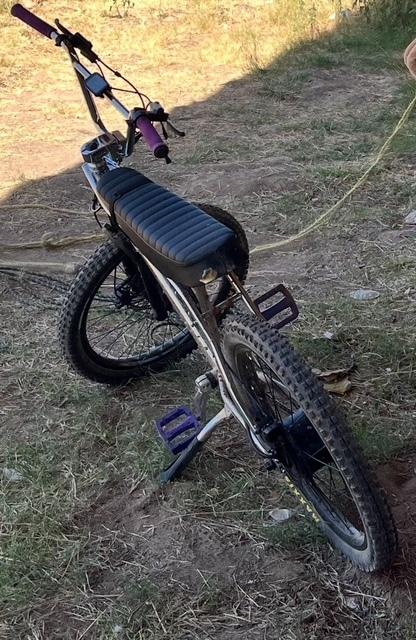 2023 ZOOZ UU750 Silver, gray or bare metal