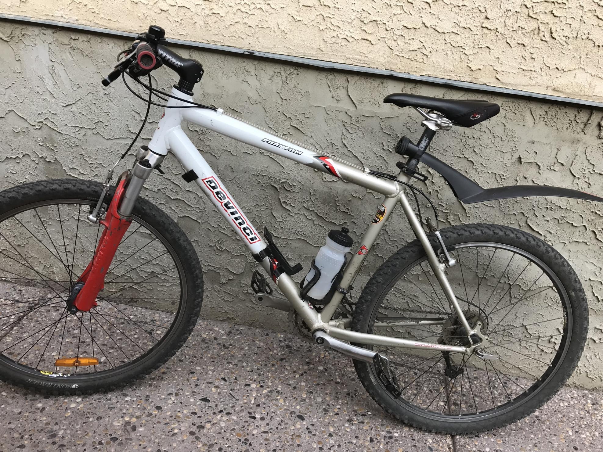 Devinci White and Red