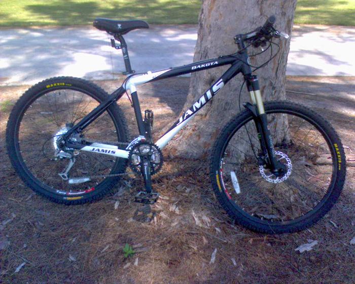 2007 Jamis Dakota Sport Black and White