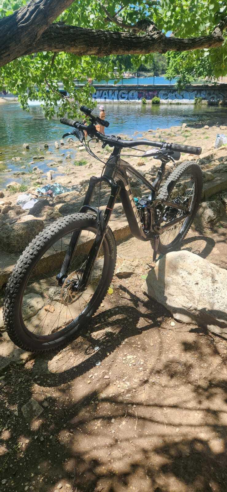 Trek Slash 8 Silver, gray or bare metal