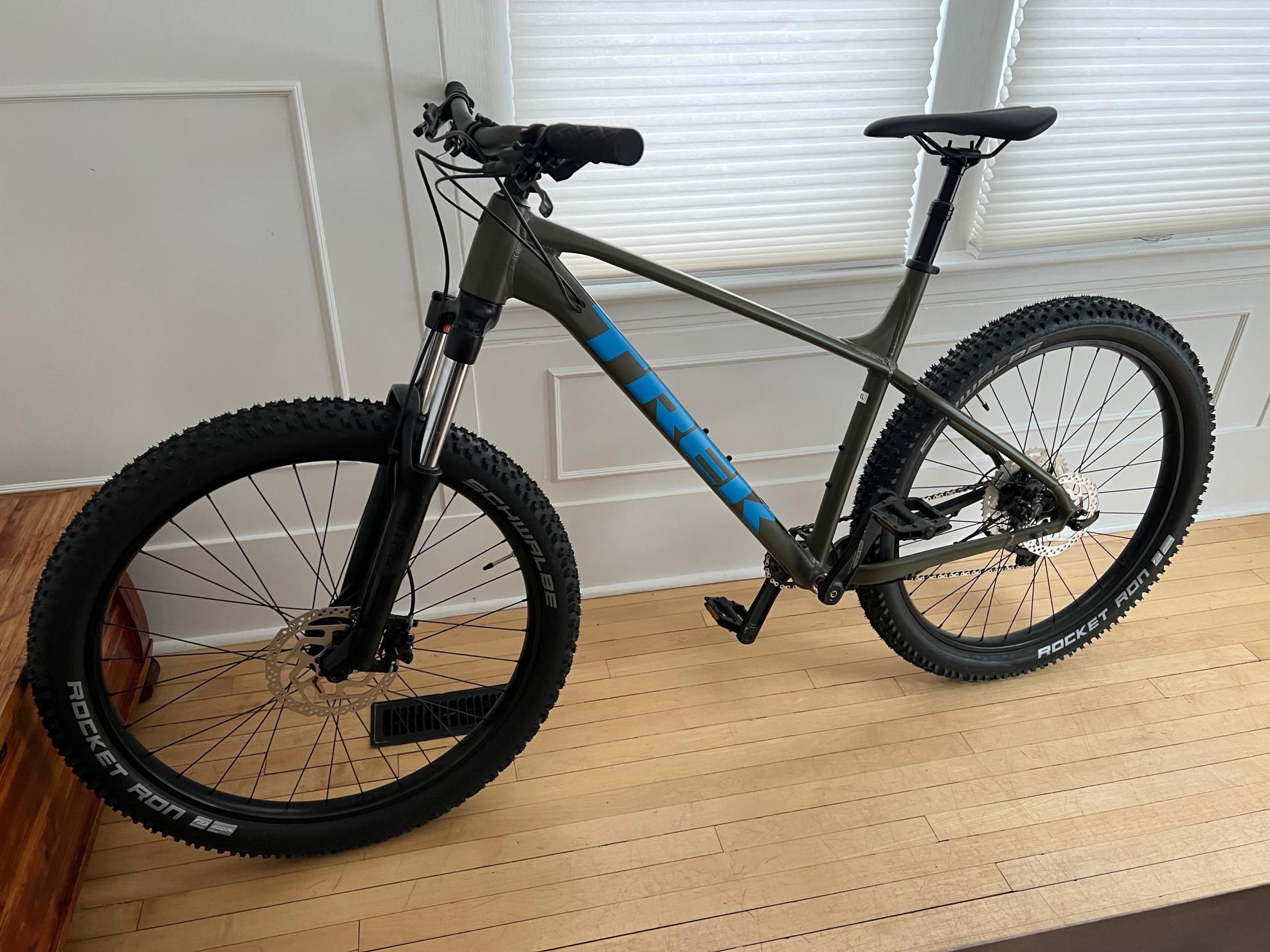 2022 Trek Roscoe 6 Hardtail Mountain Bike X-Lar... Silver, gray or bare metal