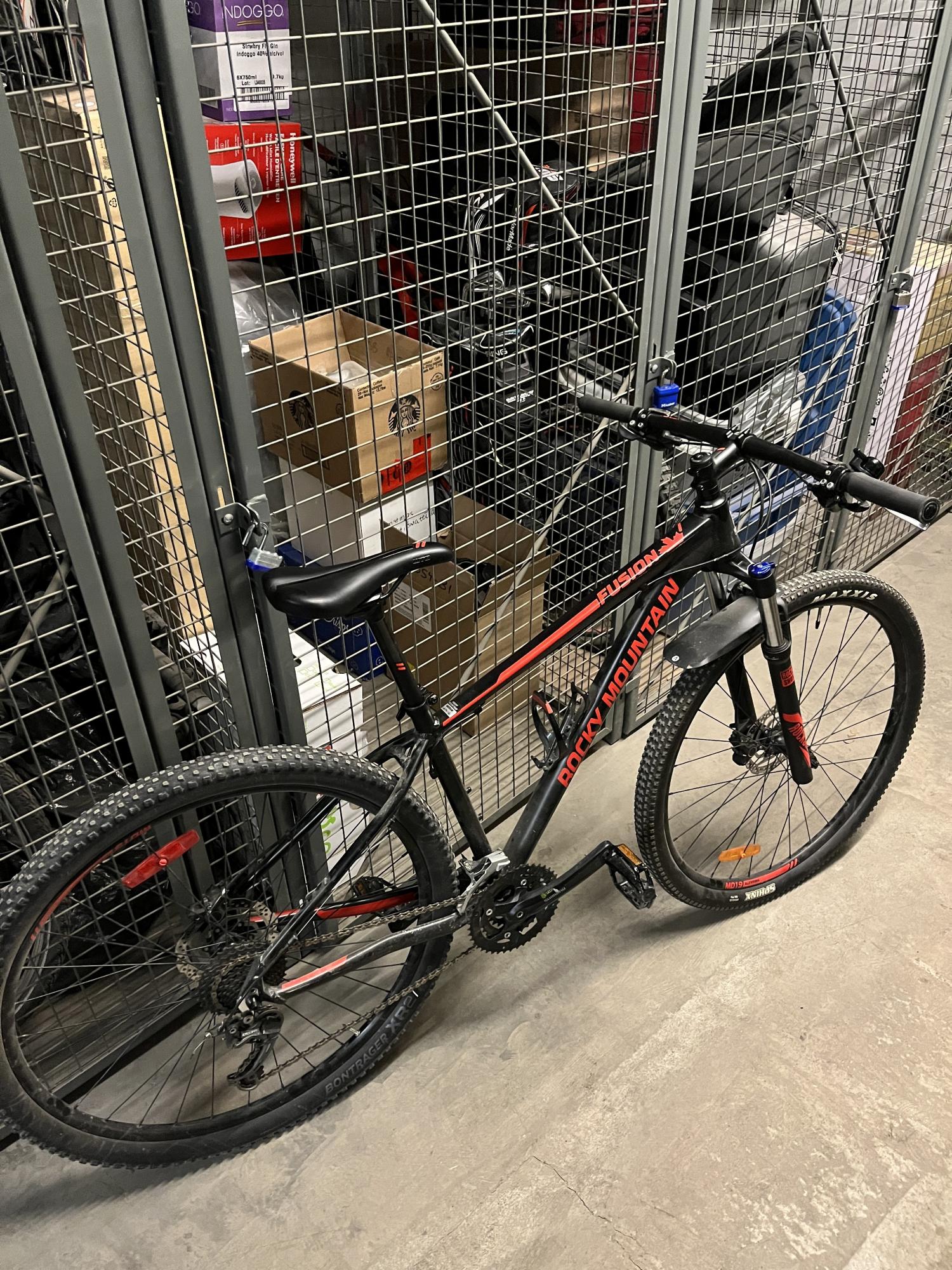2017 Rocky Mountain Bicycles Rocky Mountain Bike Fusion 930 Black and Red