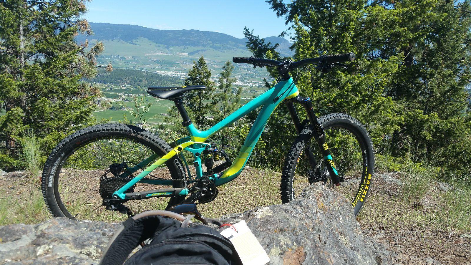 2016 Giant Reign Advanced 1 Teal and Yellow or Gold