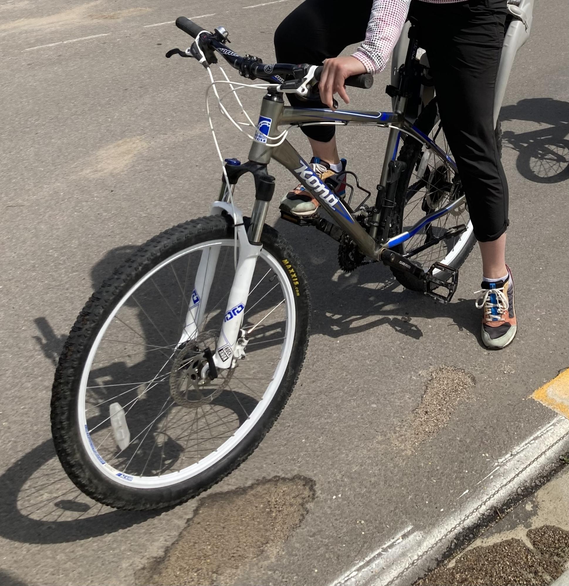 2011 Kona Wiki 18” Silver, gray or bare metal and White