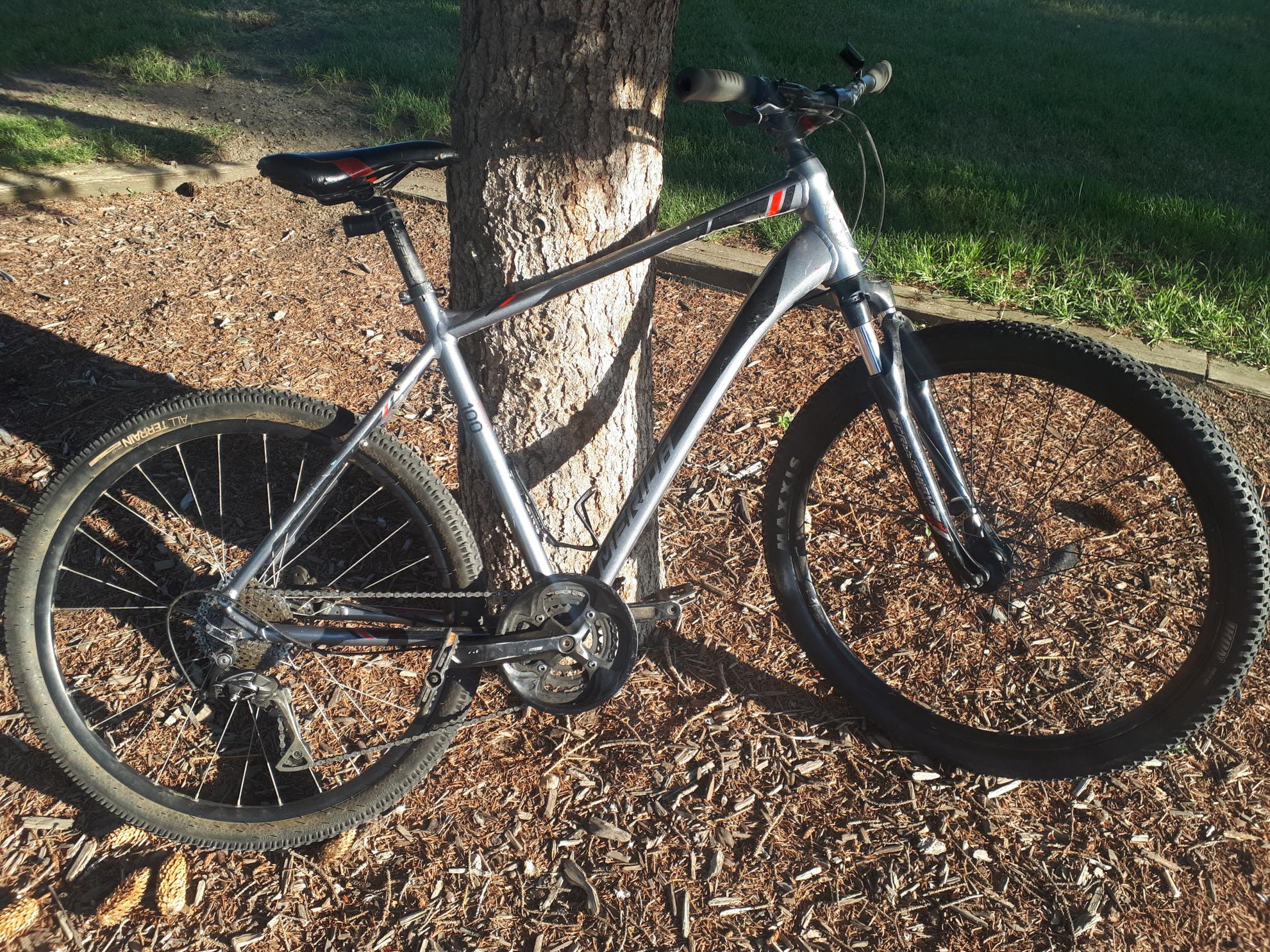 Merida Bikes Crossway 100 Silver, gray or bare metal, Black, and Red