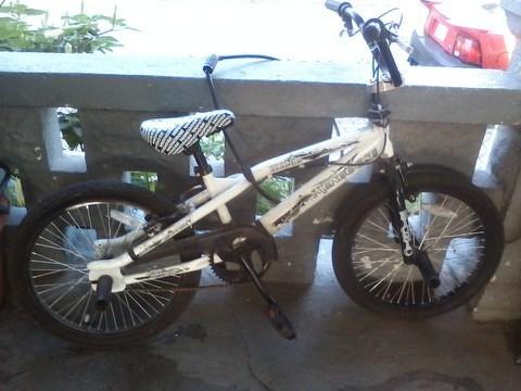 Mongoose Bionic White and Black